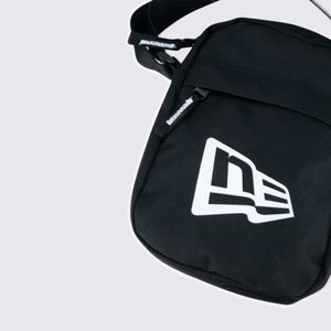 Mini Bolsa Transversal New Era Logo Preta NEP22BAG001