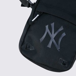 Mini Bolsa Transversal New Era New York Yankees Black on Black MBP22BAG005